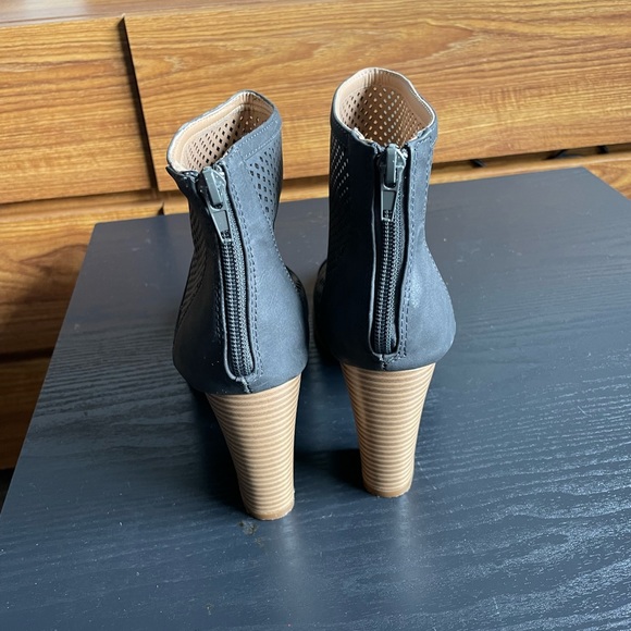 Nordstrom Shoe - Picture 3 of 4